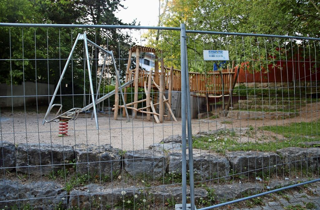 UhlbachNeue Schaukel und Kletterburg in Luise-Benger-Straße seit Tagen installiert, aber  nicht freigegeben: Spielplatz seit Wochen nicht freigegeben