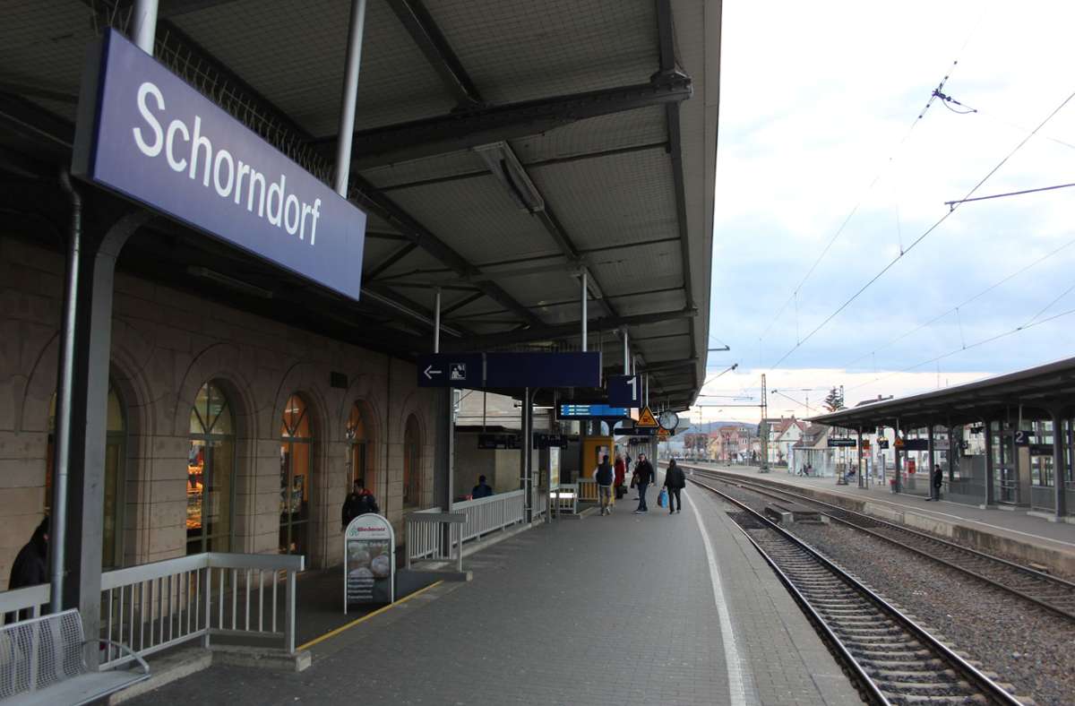 Vorfall in Schorndorf: Mann in Zug greift Schaffner an