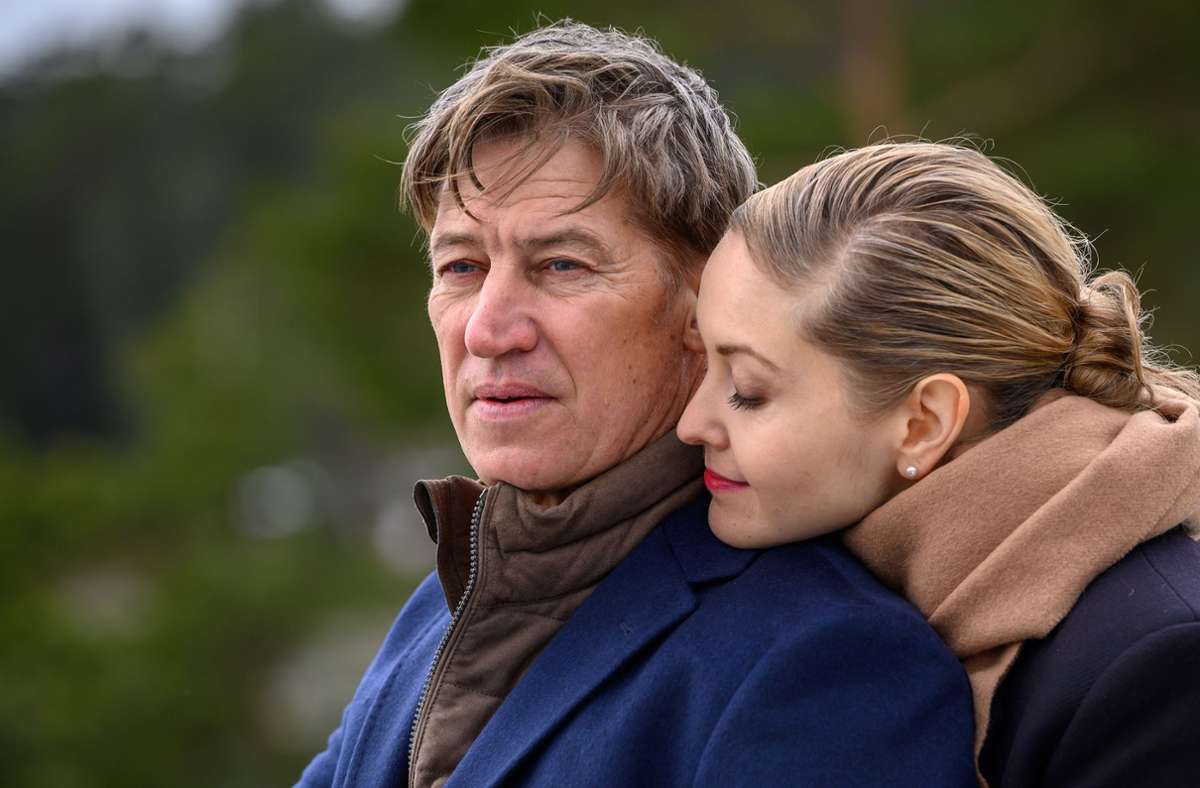 Das Ehepaar Hellström (Tobias Moretti, Valery Tscheplanowa) zieht sich in sein luxuriöses Ferienhaus auf einer winzigen Ostsee-Insel zurück.