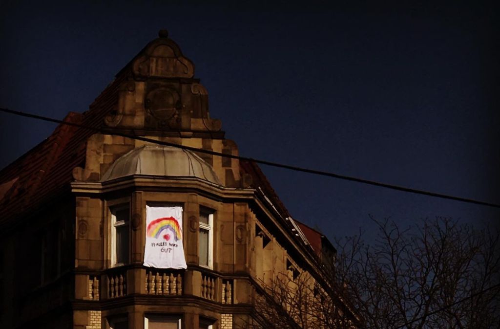 Bildergrüße an Stuttgarts Fenstern: Kinder malen Regenbogen gegen Corona