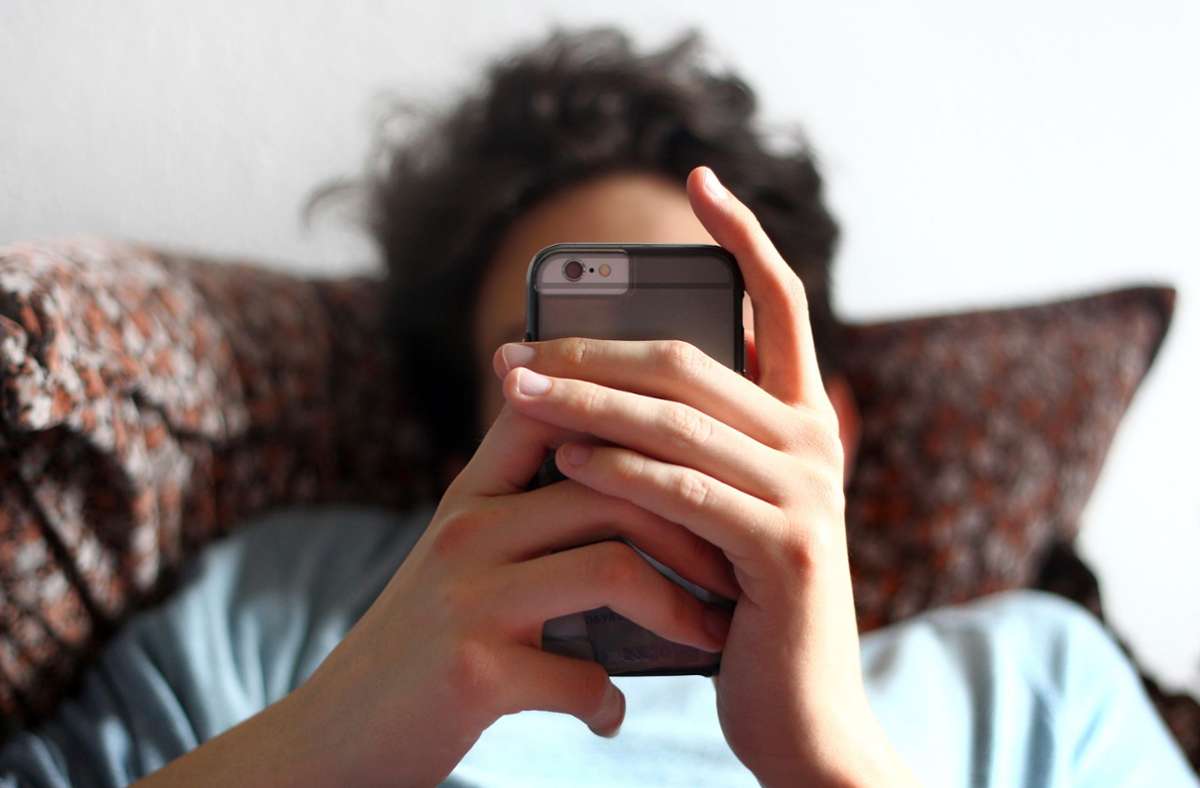 Ein Jugendlicher hängt an seinem  Smartphone. Experten warnen vor der in der Pandemie zunehmenden Ermattung als Lebensgefühl. Foto: Karl-Josef Hildenbrand/dpa