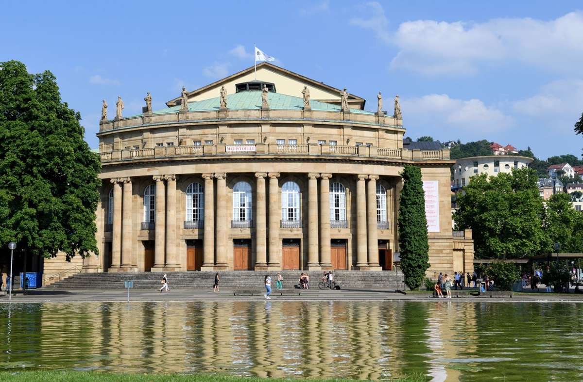 Solidaritätskonzert für die  Ukraine: Großer Chor am  Stuttgarter Opernhaus für den Frieden