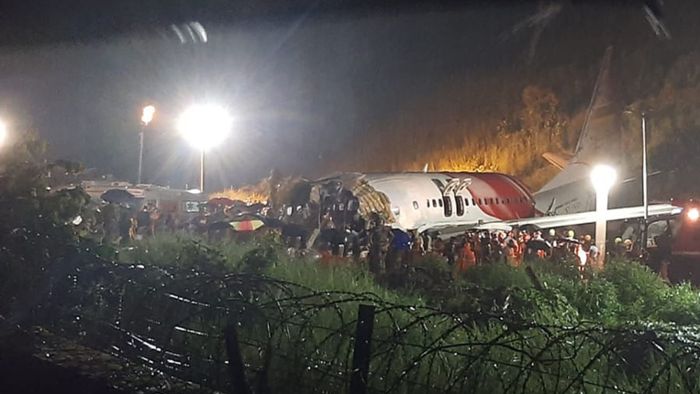 Passagiermaschine bei Landung verunglückt – mindestens 17 Tote