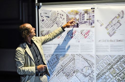 Architekt Thomas Schüler stellt den Siegerentwurf für das neue Quartier am Hallschlag in Bad Cannstatt vor. Foto: Lichtgut/Max Kovalenko
