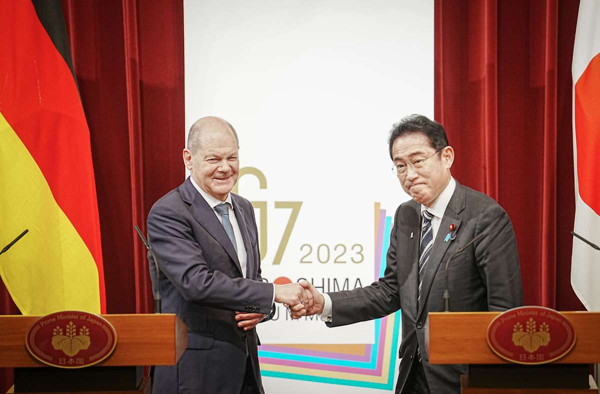 Kanzler Olaf Scholz und der  japanische Ministerpräsident Fumio Kishida (re.) Foto: dpa/Kay Nietfeld