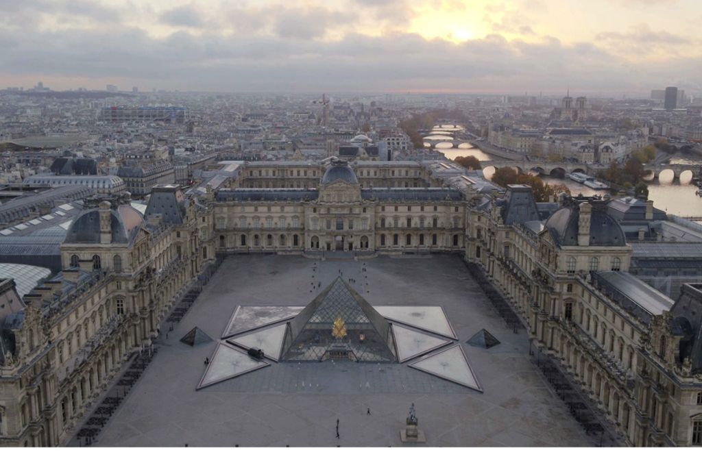 Weltberühmt: der Louvre in Paris mit der Glaspyramide im Napoleonhof