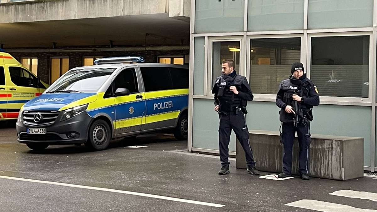 Die Polizei rückte mit starken Kräften zum Katharinenhospital in Stuttgart-Mitte aus.
