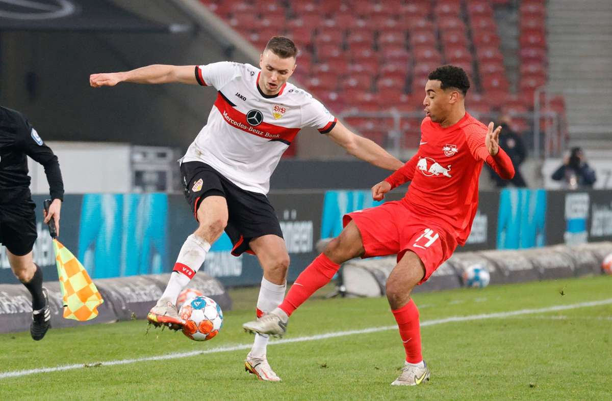 Tanz um den Ball: Der VfB-Stürmer Sasa Kalajdzic (links) versucht sich gegen den Leipziger Tyler Adams durchzusetzen.