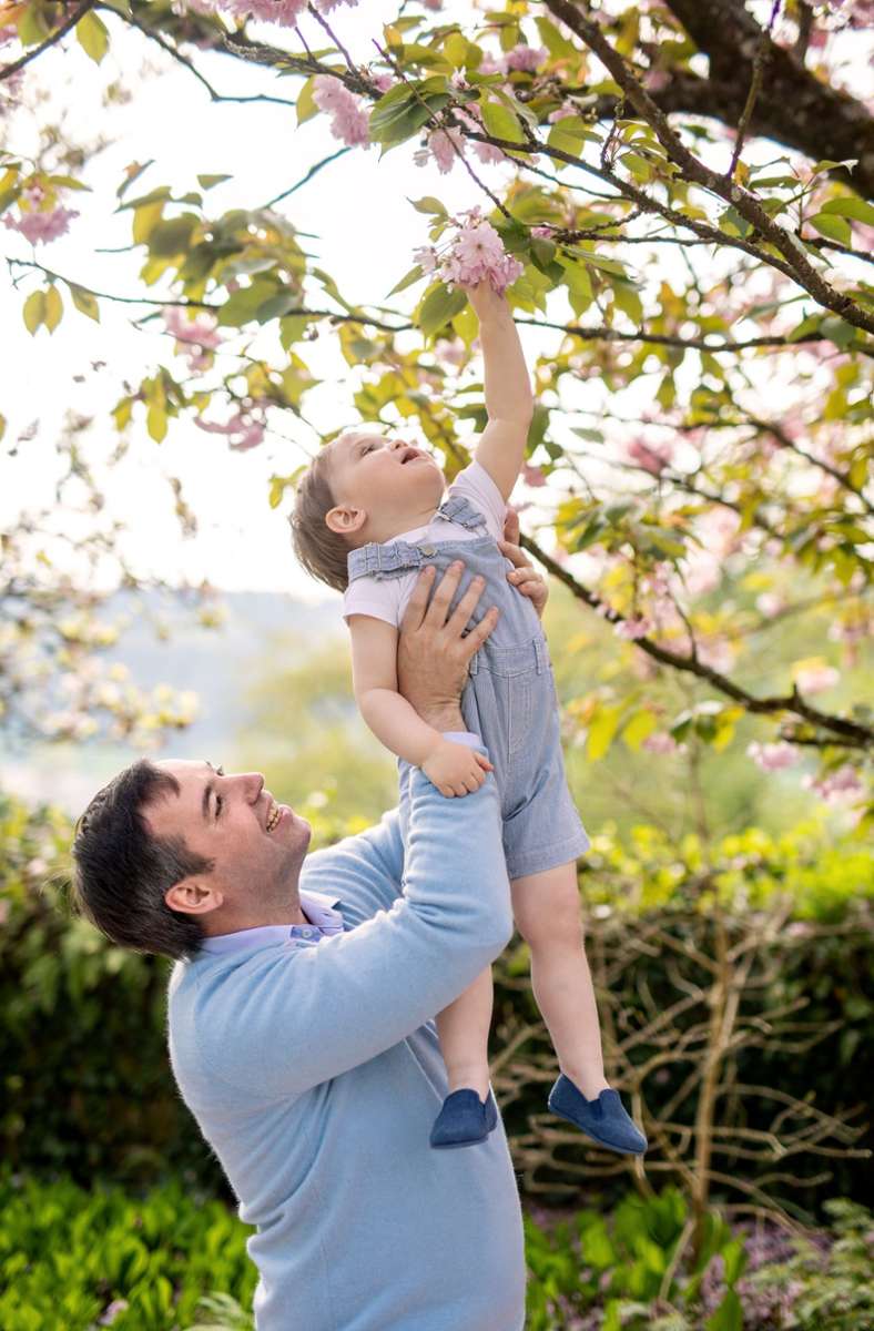 Wie süß: Erbgroßherzog Guillaume hilft seinem Sohn, an die Blüten zu gelangen.