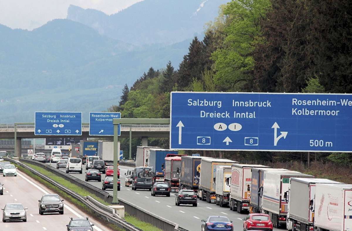 Kilometerlange Staus an Grenze: Tirol drosselt im ersten Halbjahr 2021  erneut Lkw-Verkehr