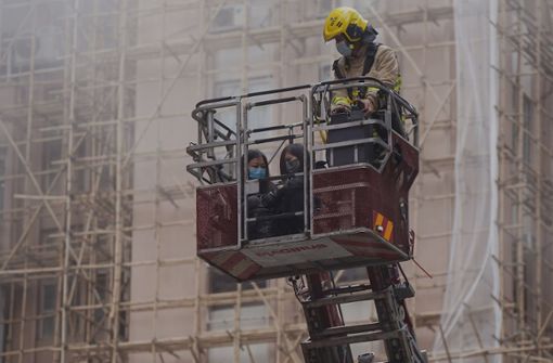 Zwei Frauen werden  vom Dach von Hongkongs World Trade Centre evakuiert Foto: dpa/Uncredited