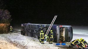Reisebus von B10 geweht und umgekippt – acht Verletzte
