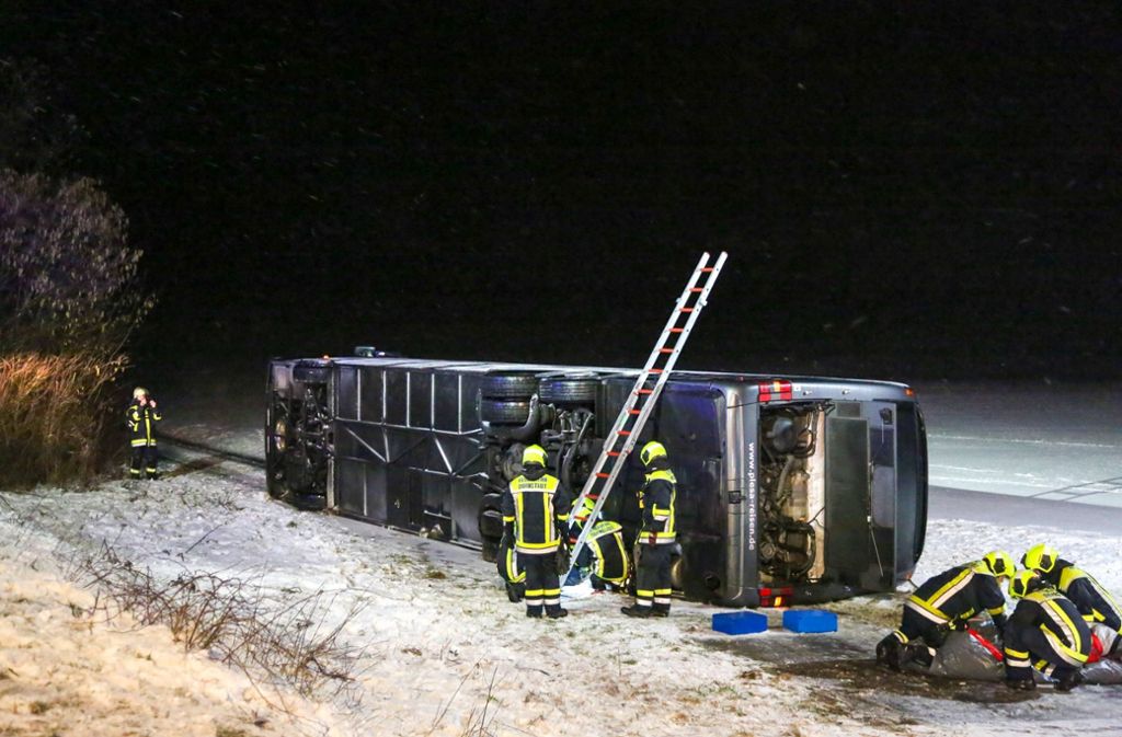 Sturm wütet über Baden-Württemberg: Reisebus von B10 geweht und umgekippt – acht Verletzte