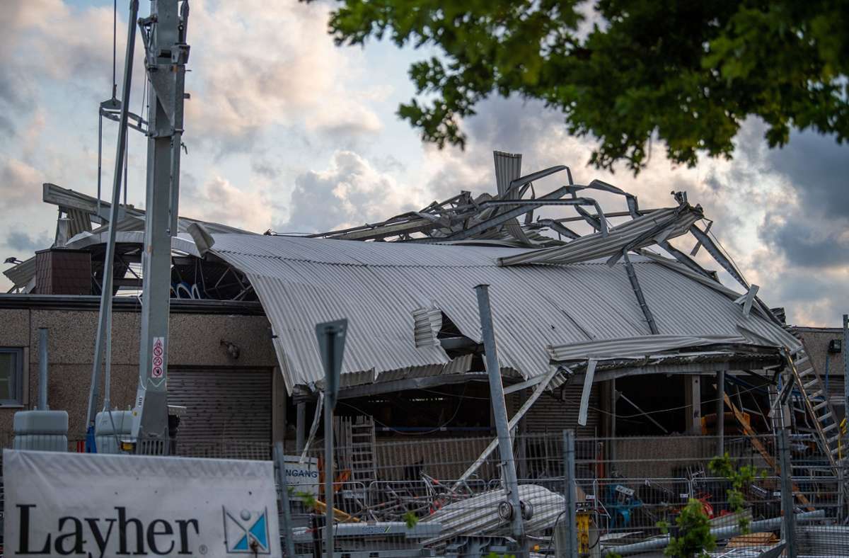 Das Dach eines Baumaschinenhändlers liegt quer auf dem Gebäude. Ein Unwetter hat auch in Paderborn große Schäden angerichtet.