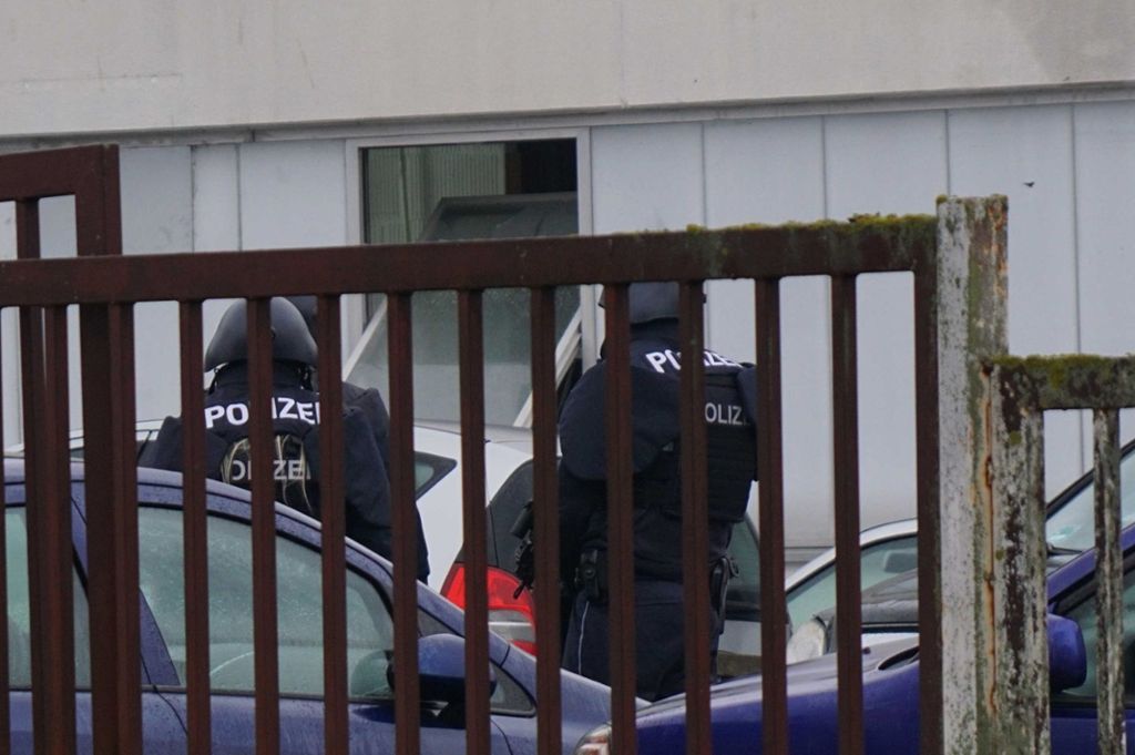 Kriminalpolizei hat Ermittlungen wegen versuchten Tötungsdelikts aufgneommen: 33-Jähriger schwer verletzt: Schüsse in Gewerbegebiet in Waiblingen