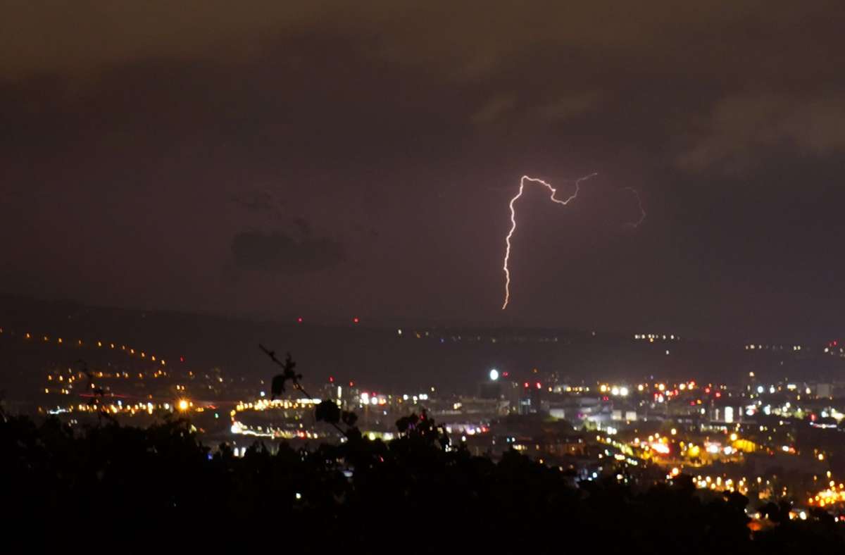 Regen und Gewitter haben das Lichterfest nicht verschont: Blitz über Stuttgart.