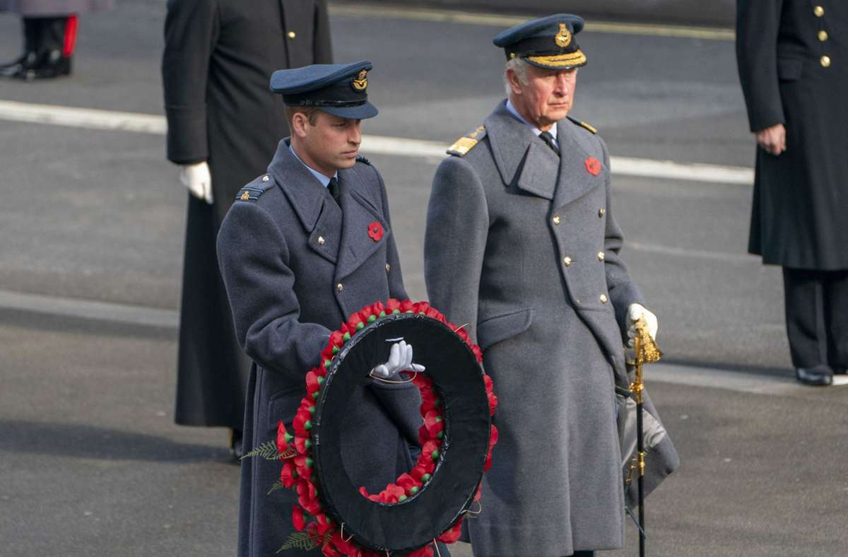 Auch Prinz William (links), hier in Begleitung seines Vaters Charles, trug einen Mohnblumenkranz.