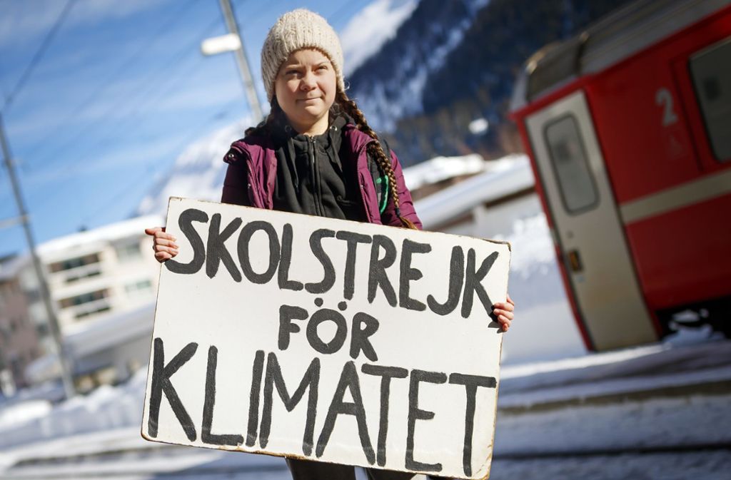 Greta Thunberg mit Schulstreik-Plakat