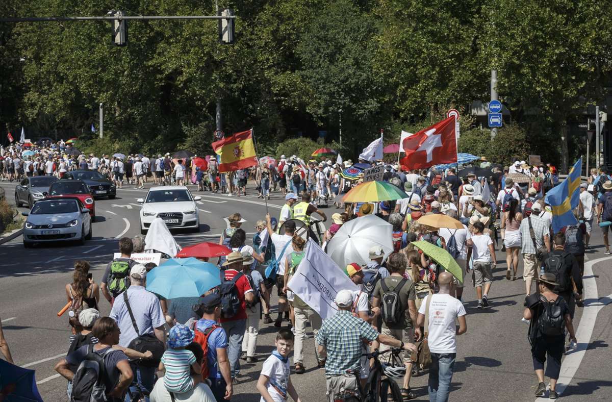 Querdenken-Demo in Stuttgart: Hunderte Protestler in der Innenstadt unterwegs