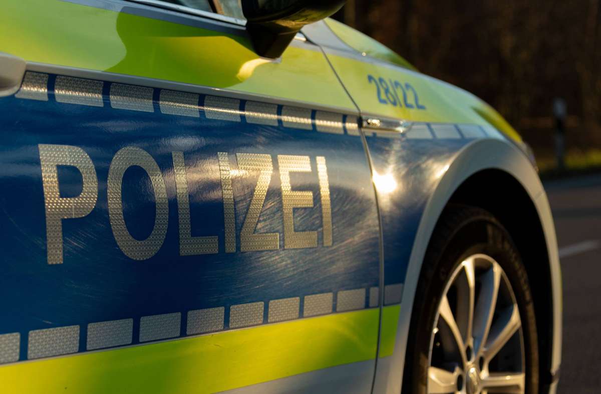 Verkehrskontrolle in Bayern: Autofahrer fährt Polizisten an und flüchtet –  Polizei schießt