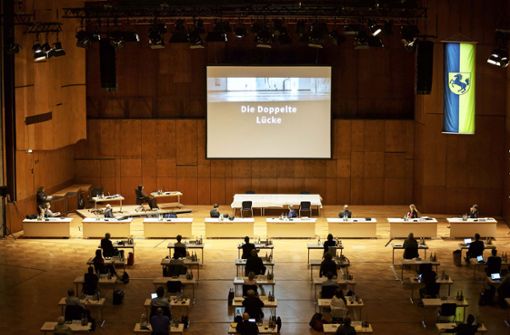 Die Stadträte sehen den Film bei ihrer Sitzung in der Liederhalle. Foto: Lichtgut/Julian Rettig