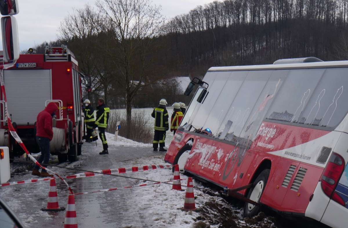 Kreis Ravensburg: Schulbus rutscht in Straßengraben