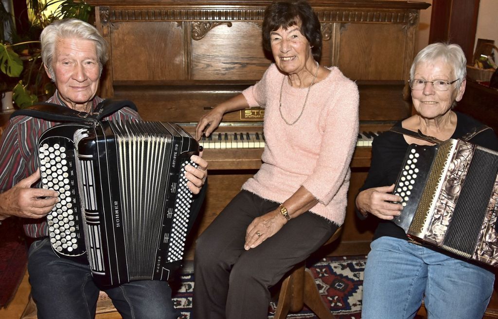 Hans Peter Schmid spielt seit über 80 Jahren  Handharmonika  – Familientrio bringt es auf 210 Jahre: Wangener ist Deutschlands dienstältester Handharmonika-Spieler