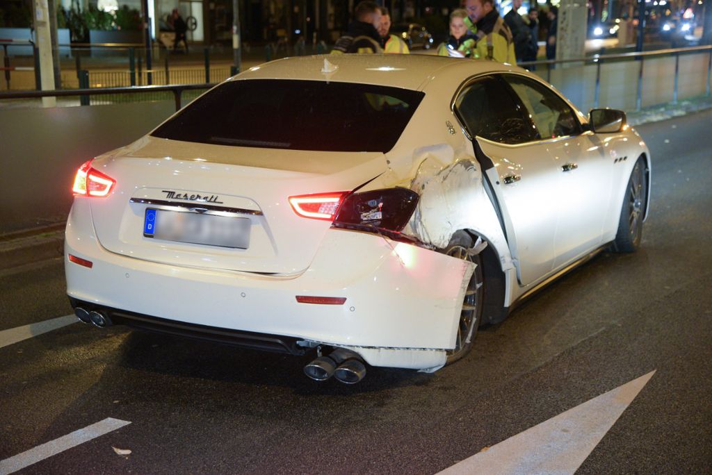 Fahranfänger baut Unfall mit Maserati - Drei Verletzte