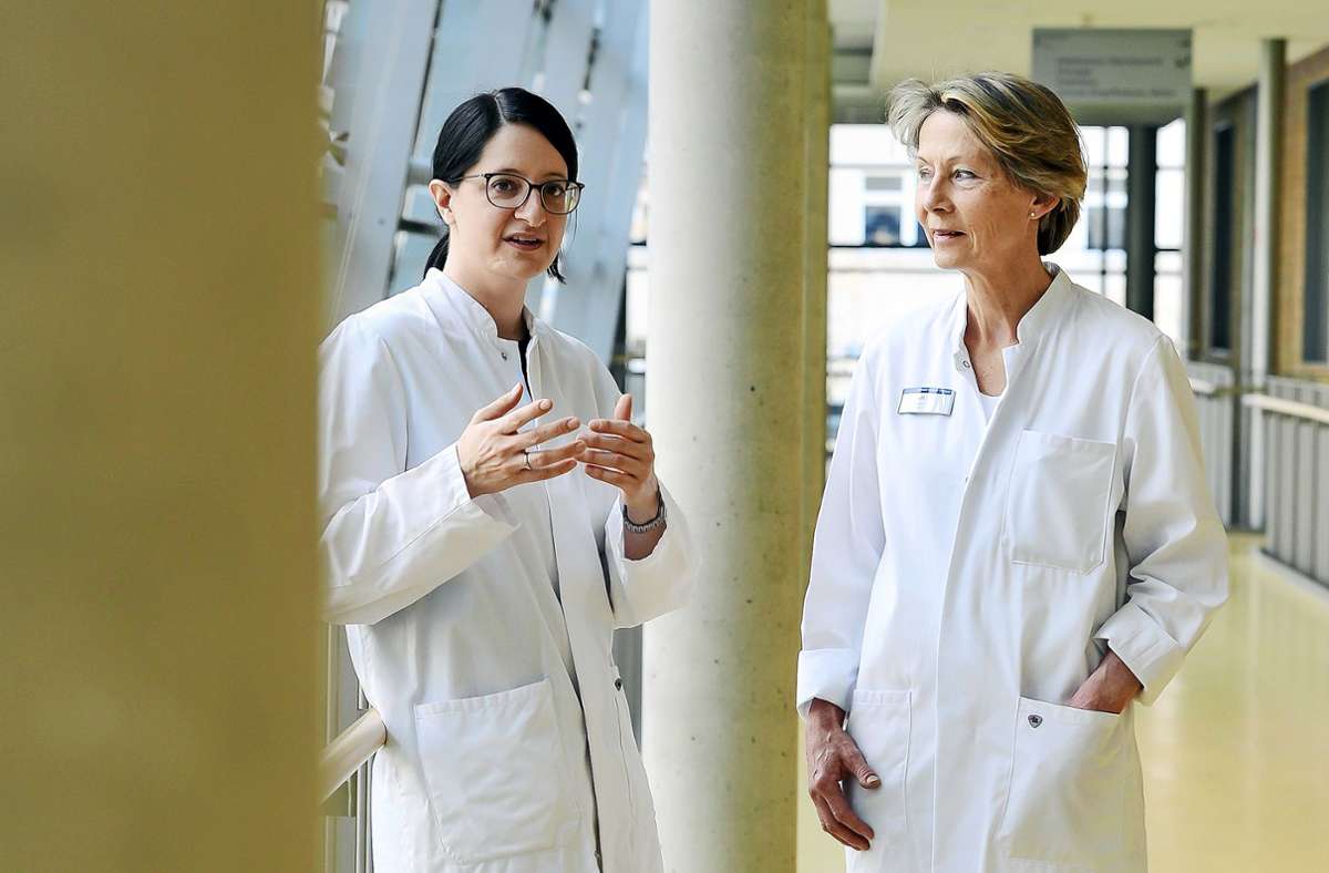 Zwei weibliche Führungskräfte am Diakonie-Klinikum: die Chefärztinnen Christine Klasen (li.) und Barbara Kraft