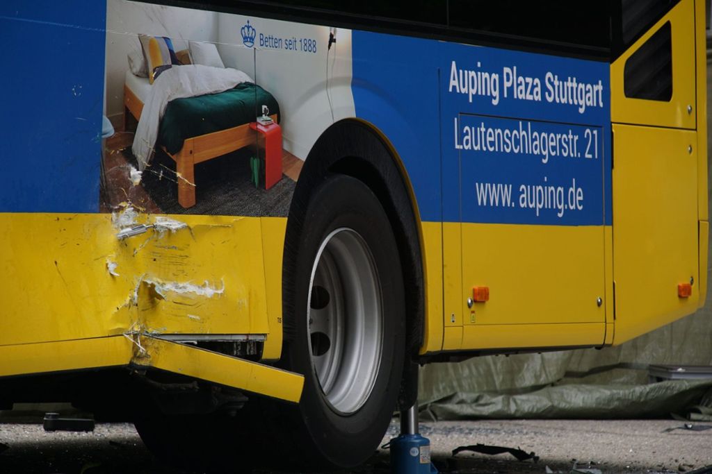 24.05.2019 Beim Zusammenprall mit einem Linienbus ist ein Motorradfahrer in Stuttgart-Vaihingen tödlich verletzt worden.