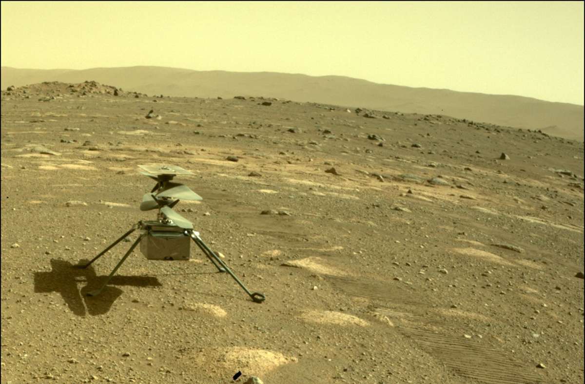 „Ingenuity“ ist auf dem Mars zu sehen, aufgenommen von der hinteren Kamera des Rovers „Perseverance“.