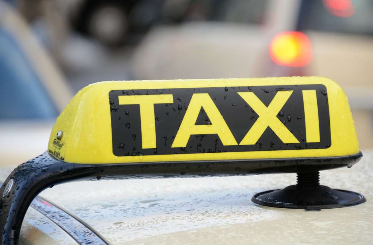 Villingen-Schwenningen: Betrunkener klammert sich auf Motorhaube von Taxi fest