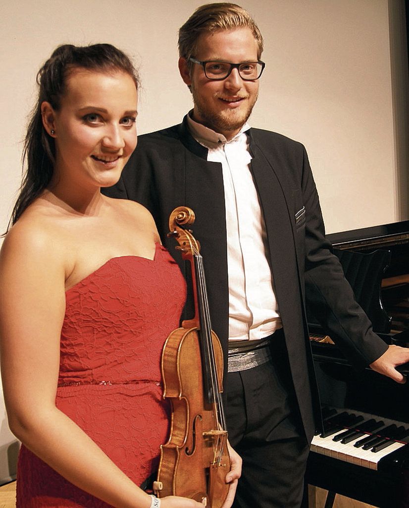 B          AD CANNSTATT          :  Cultur in Cannstatt bot den jungen Talenten Sara und Andreas Domjanic im Kursaal ein Podium: Wunderbare Klänge beim Sonntagskonzert