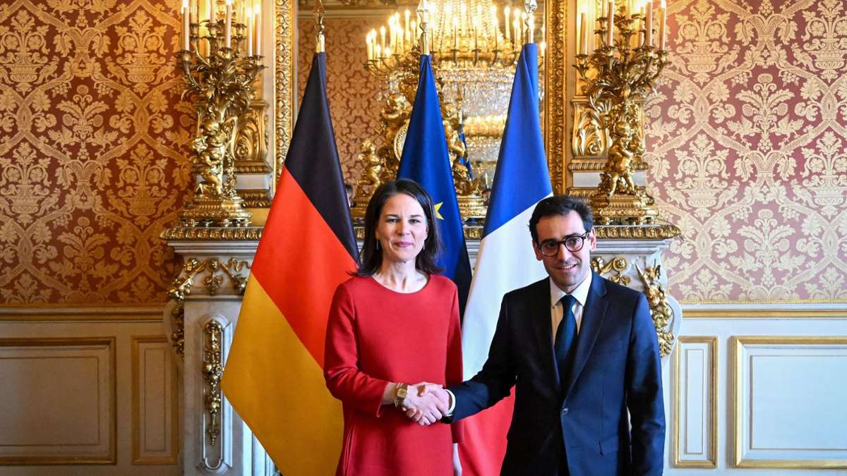Bundesaußenministerin Annalena Baerbock und Frankreichs Außenminister Stephane Sejourne begrüßen sich vor ihrem Gespräch in Paris.