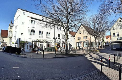Der Leonhard-Schmidt-Platz wird bislang durch die Arlbergstraße geteilt. Foto: Elke /n