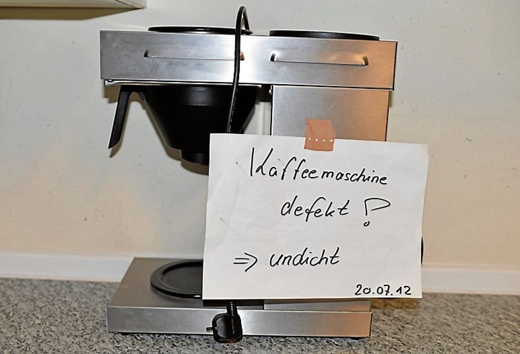 Die Kaffeemaschine in der Küche neben der Turnhalle ist seit dem Jahr 2012 defekt.