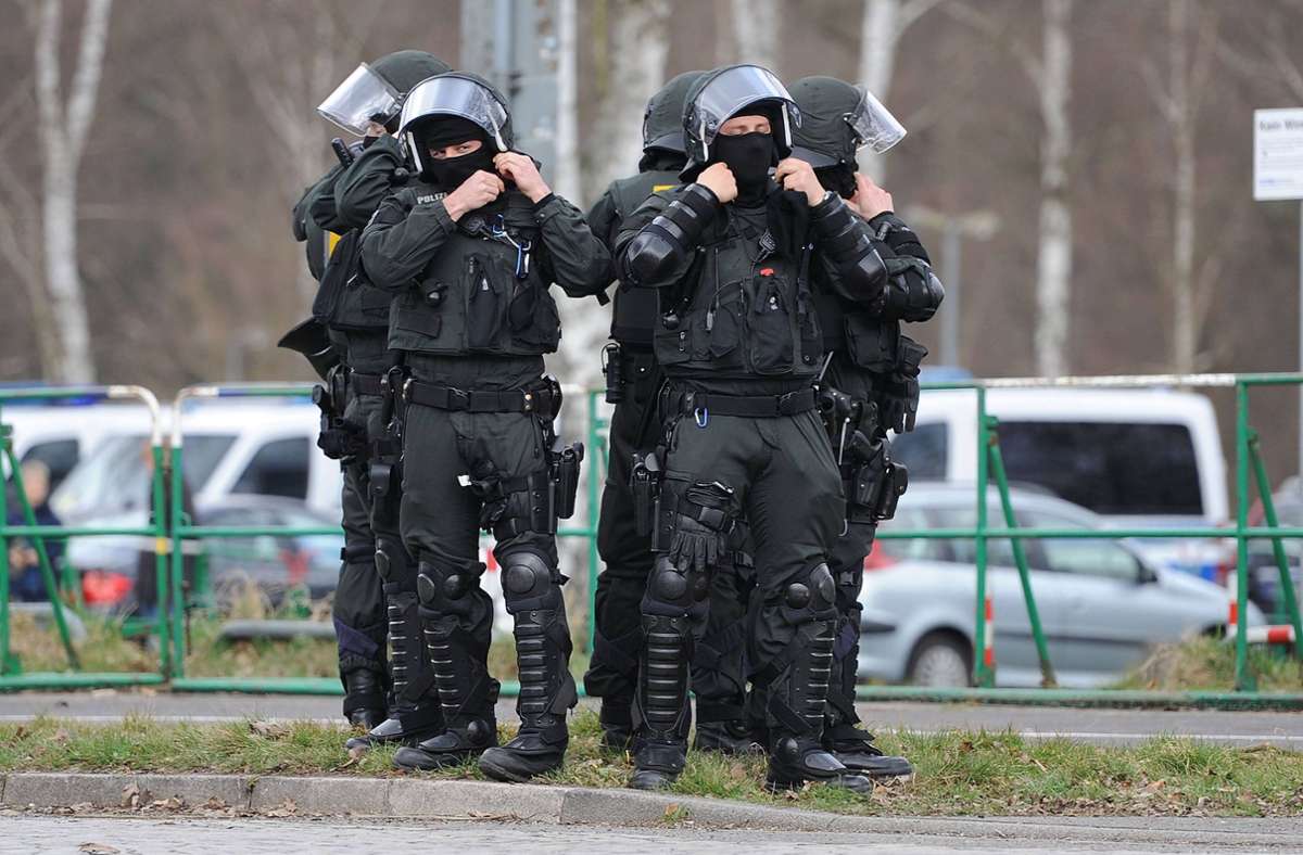 Rund 500 Fans aus Köln sollen Kontrollen der Polizei verweigert haben (Symbolbild). Foto: imago/Jan Huebner/imago sportfotodienst