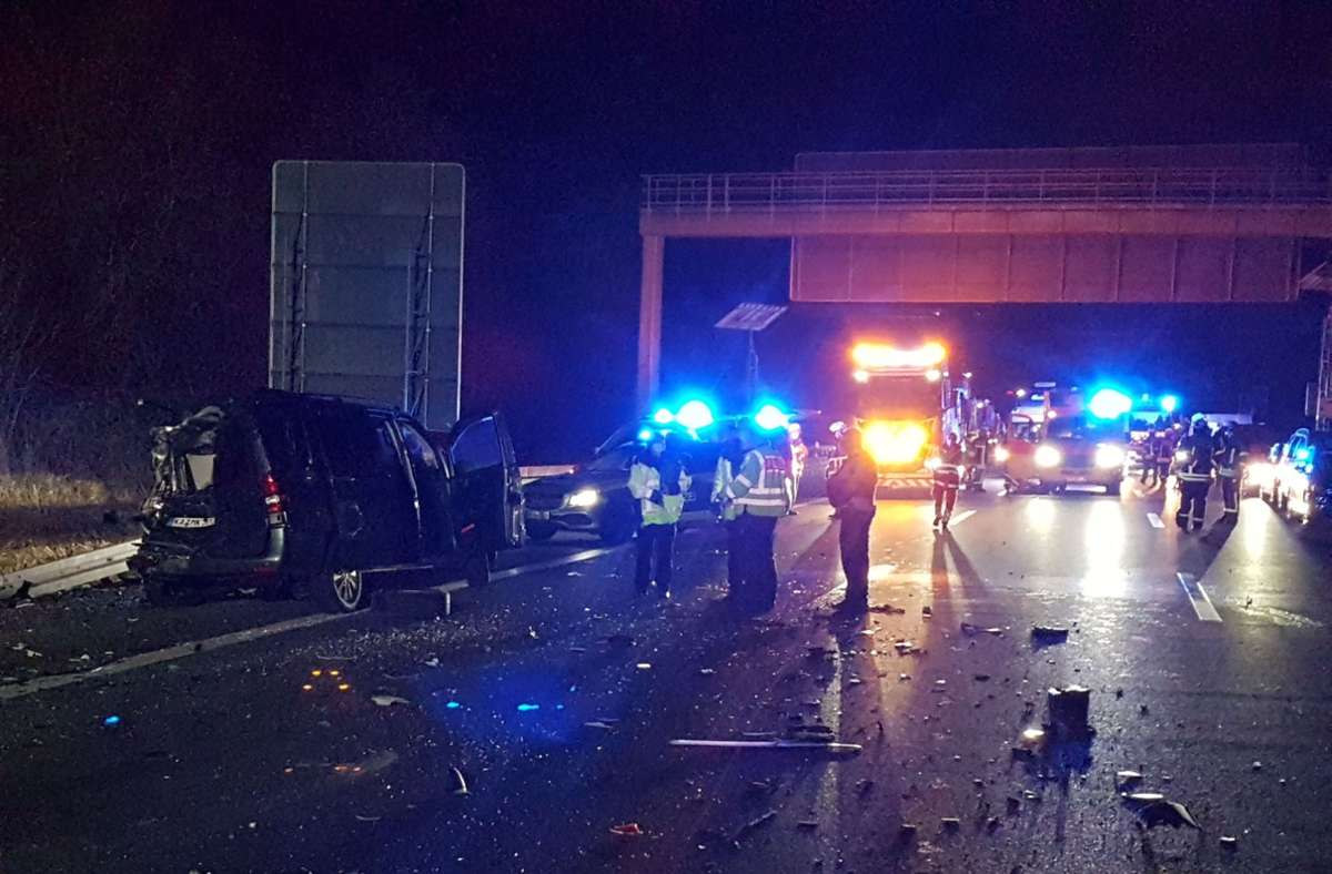 Auf der A8 kam es am Montag zu einem folgenschweren Unfall.