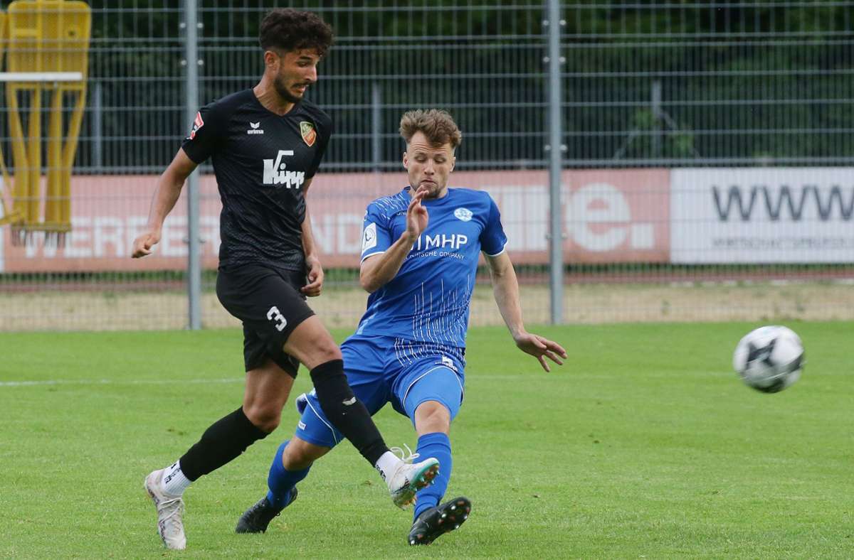 Stuttgarter Kickers gegen FC Holzhausen: Die Blauen bleiben ohne Gegentreffer – Marcel Schmidts debütiert