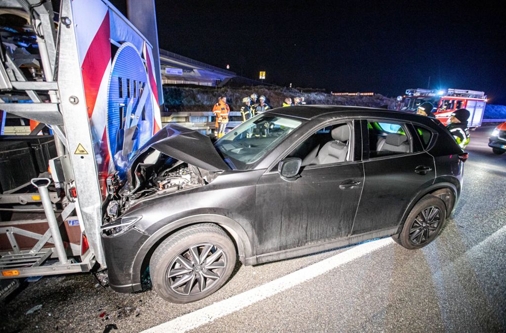 Unfall auf der A 8 bei Stuttgart: Autofahrer kracht ungebremst auf Baustellenfahrzeug