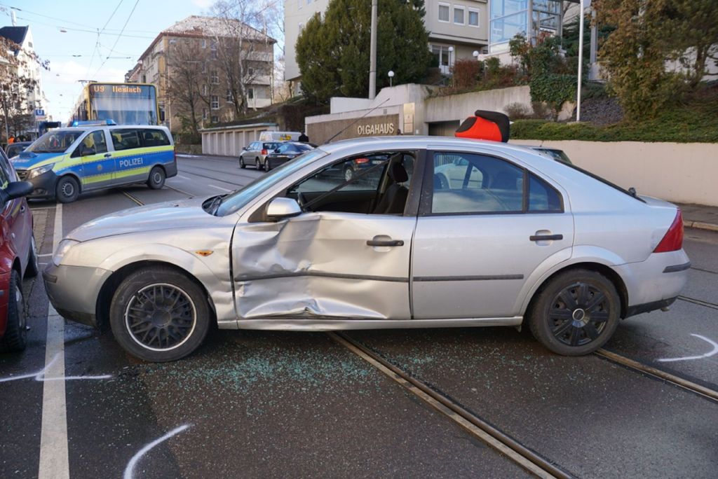 31.01.2019 Ein Auto kollidierte in Stuttgart-Ost vor dem Karl-Olga Krankenhaus mit einem Notarzt.