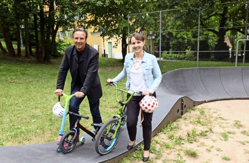 Ralf Bohlmann   und Edda Reiter-Katein zeigen die Leihräder und Roller.