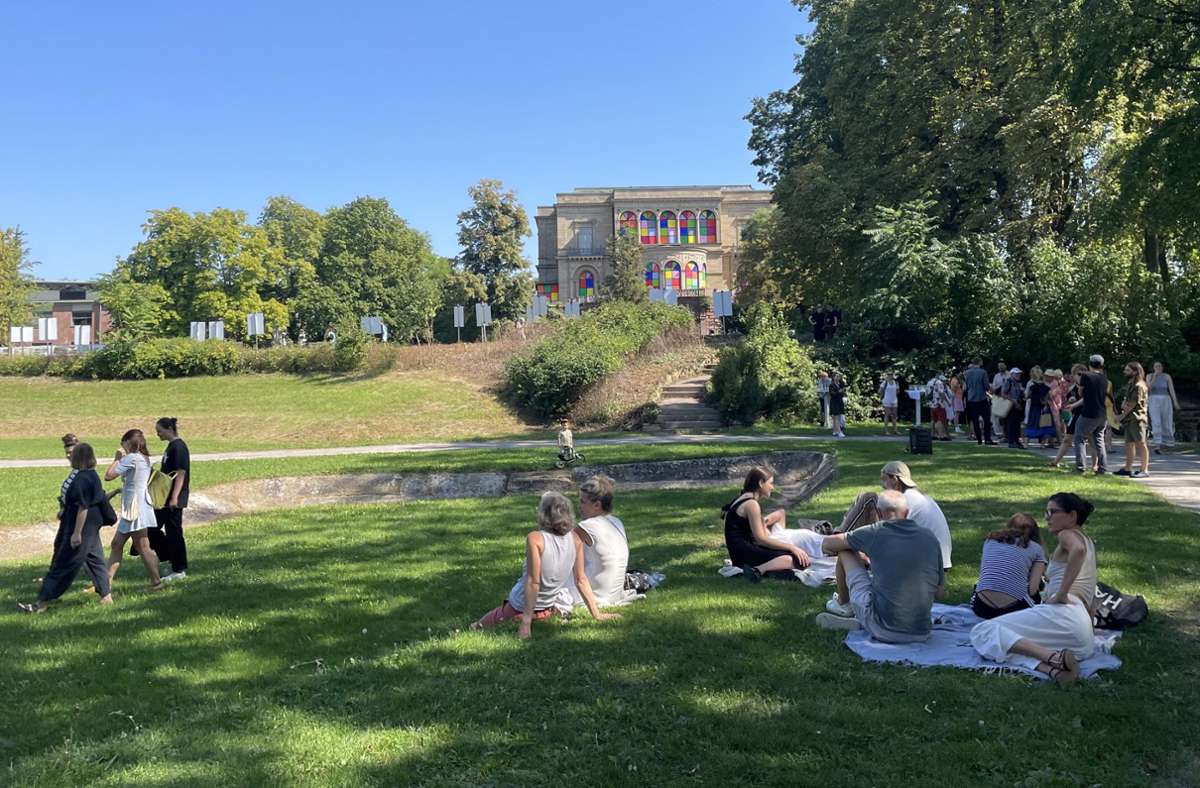 Picknicken inmitten einer  Fotoausstellung: Das ist bei „Explore the City“ im Villa Berg Park gerade möglich.