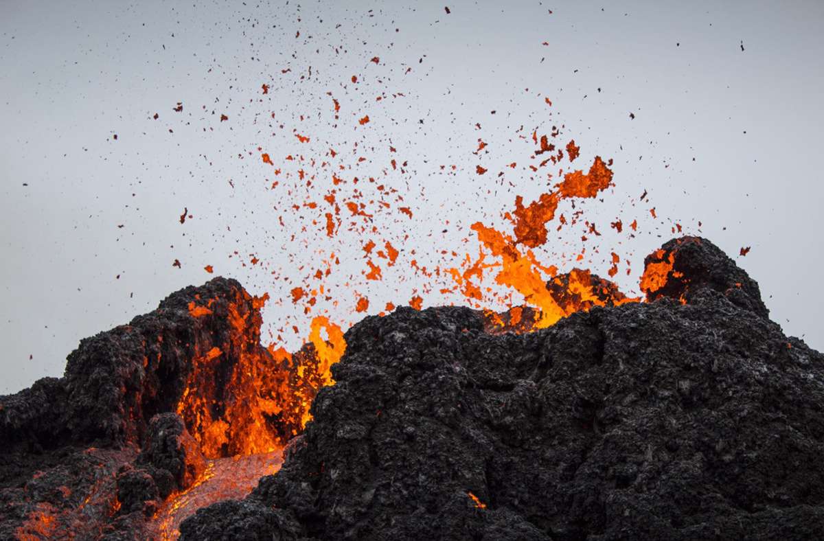 An einigen Stellten spritze glühende Lava aus dem Vulkan.