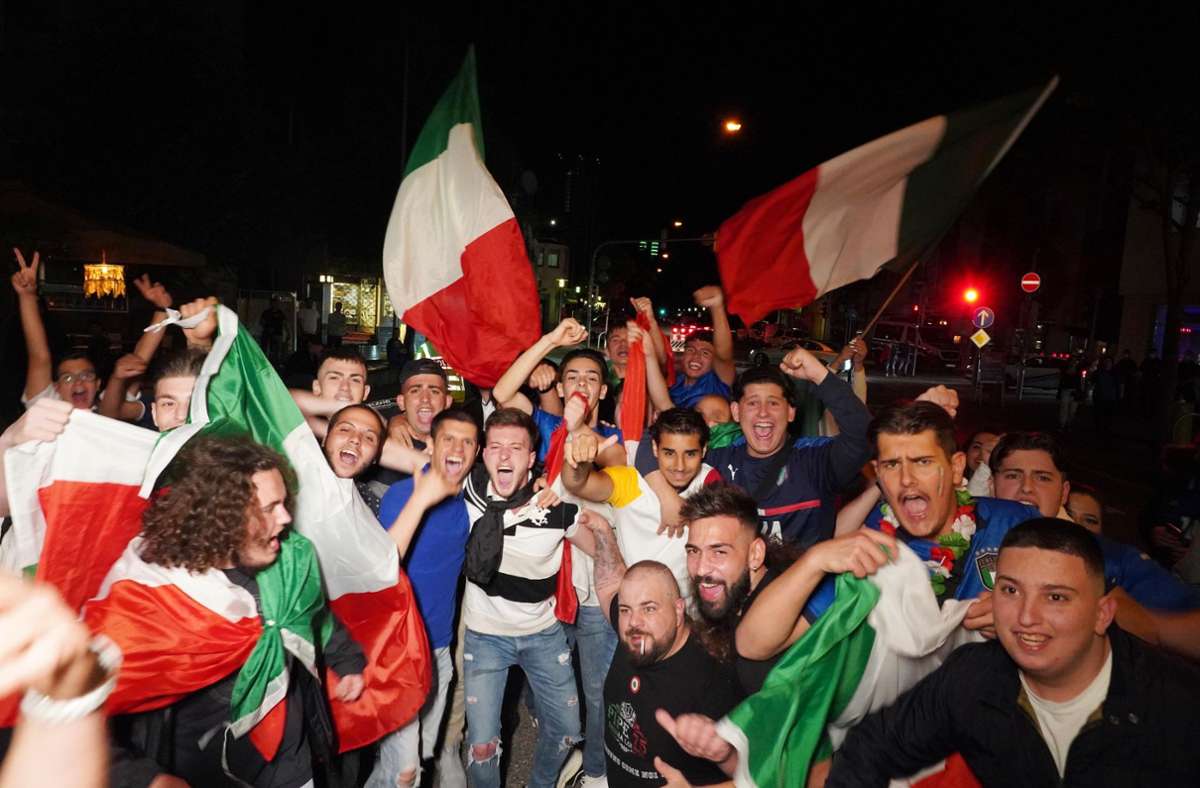 Die italienischen Fans in Fellbach feiern den Halbfinaleinzug.