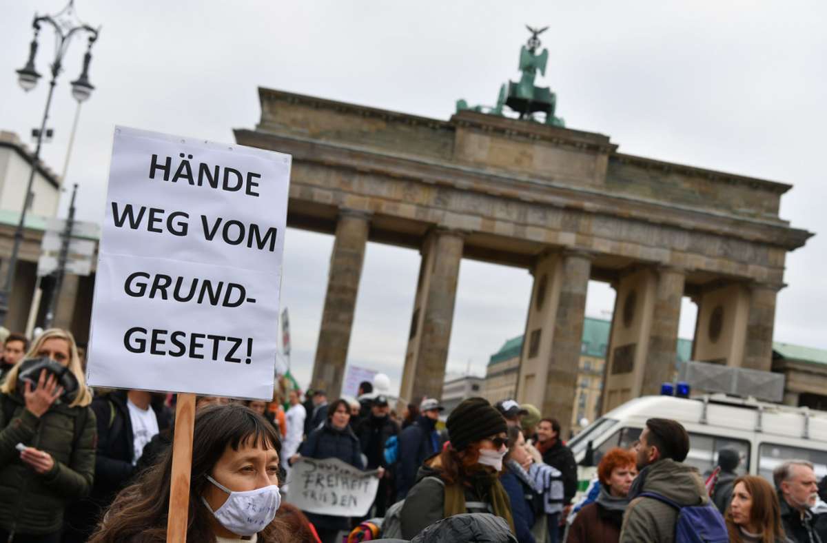 Proteste gegen Infektionsschutzgesetz: Bundestag steht unter massivem Polizeischutz