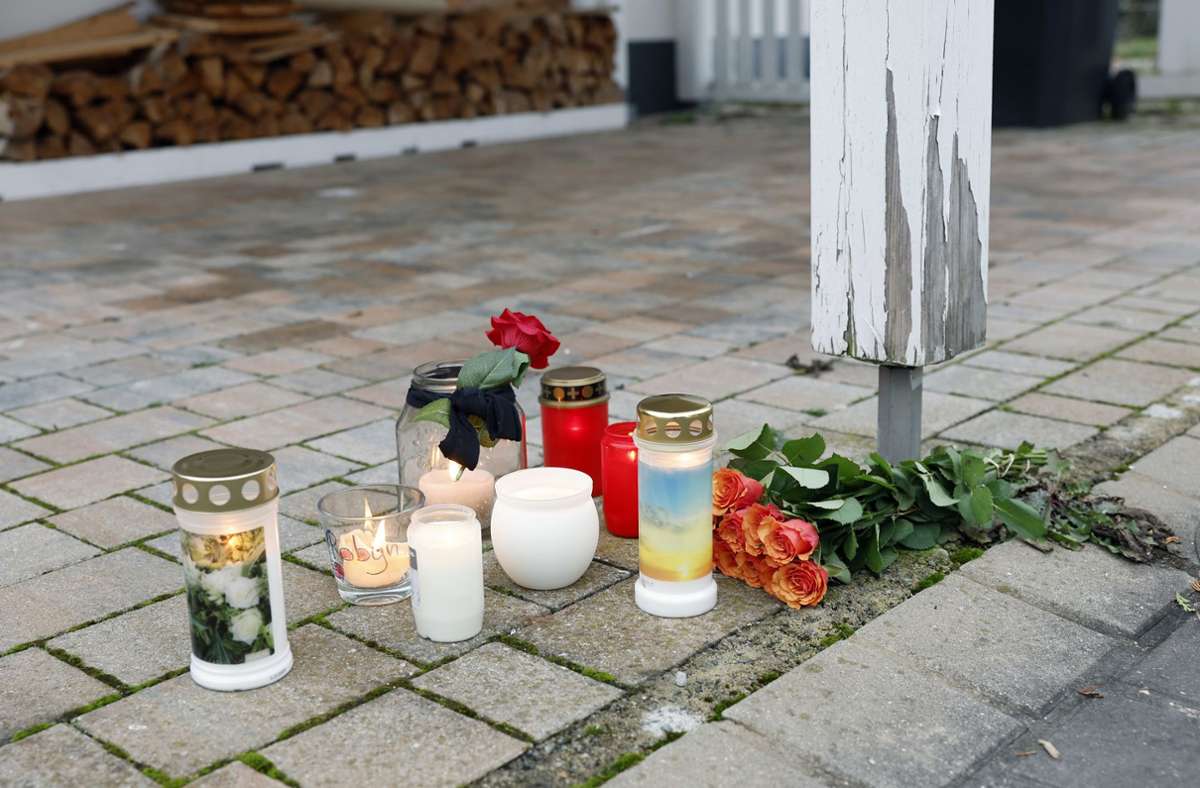 Auch am Samstag legten Menschen in der Nähe des Tatorts Rosen nieder und entzündeten Kerzen. Foto: dpa/Daniel Löb