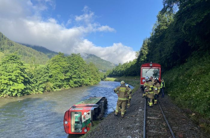 Zug im Salzburger Land entgleist und landet im Fluss: Unglück am Zeugnistag: 17 Schüler bei Unfall in Österreich verletzt