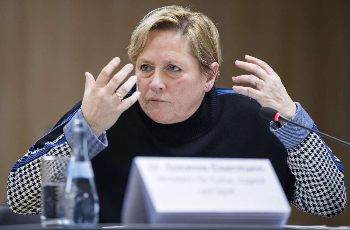 Coronavirus in Baden-Württemberg: Susanne Eisenmann setzt sich für Corona-Massentests ein