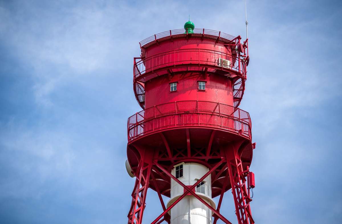 Der Leuchtturm Campen dient als Tagesmarke und nachts als Leitfeuer zur Fahrt durch das Randzelgat in der Westerems vor Borkum. Der Leuchtturm wurde 1889 errichtet und 1890 fertiggestellt. Offiziell ging er am 1. Oktober 1891 in Betrieb.